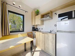 Maisons de vacances Tiny House bois avec terrasse, piscine, wifi, animaux admis, parking - 200m de la plage - FR-1-361A-88 : photos des chambres