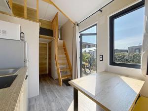 Tiny House bois avec terrasse, piscine, wifi, animaux admis, parking - 200m de la plage - FR-1-361A-88