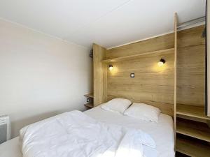 Tiny House bois avec terrasse, piscine, wifi, animaux admis, parking - 200m de la plage - FR-1-361A-88