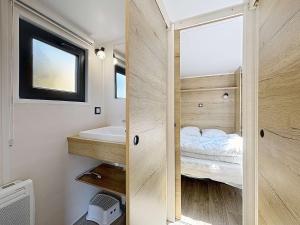 Tiny House bois avec terrasse, piscine, wifi, animaux admis, parking - 200m de la plage - FR-1-361A-88