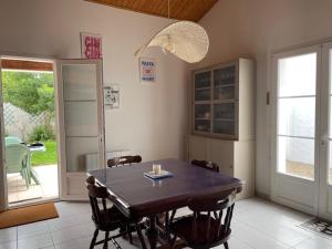 Maisons de vacances Maison mitoyenne a Barbatre pres de la plage - 4 personnes - FR-1-823-149 : photos des chambres