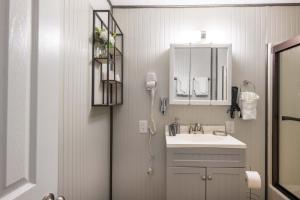 Honeycombs Suite with Hot Tub! Pigeon Forge TN