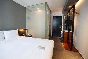 Tiêu Chuẩn - 1 Giường Đôi Có Vòi Sen (Standard - 1 Double Bed with Shower)