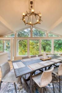 Stay Portland - Sandy Riverfront Mt Hood Cabin! 9 Queen Beds!