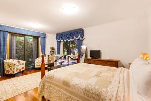 StayAU Luxury Candlewick Cottage in Dandenong