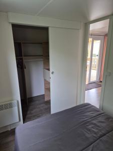 Campings Mobil home 3 chambres tout equipe avec accueil humain : photos des chambres