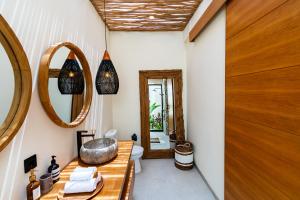 2BR Pool Rooftop Villa in Seseh with 5 minutes Ride to Beach Staff