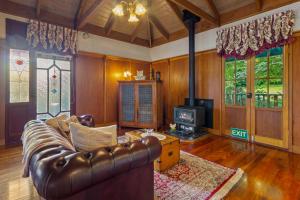 StayAU Ironbark Cottage Romantic Retreat Dandenong
