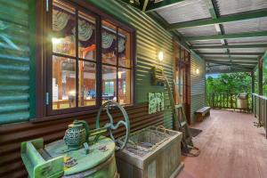 StayAU Ironbark Cottage Romantic Retreat Dandenong