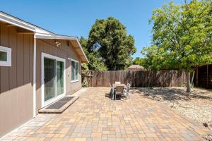 Charming Sonoma Cottage 2BD and 2BA Close to Plaza