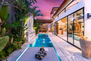 2BR Pool Rooftop Villa in Seseh with 5 minutes Ride to Beach Staff