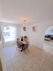 Stunning 3 Bedroom beach house in Bloubergstrand