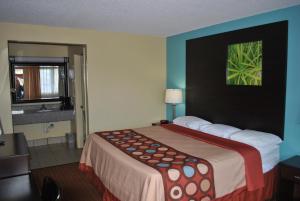 King Room - Non-Smoking room in Super 8 by Wyndham Tulsa