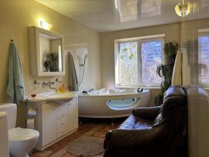 Джакузи! Двухкомнатная квартира, Героев Труда Французкий, бульвар,Барабашово - 3hvězdičkové hotely ve městě Charkov