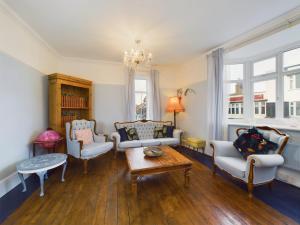 2 Bed Apartment- Leigh Broadway