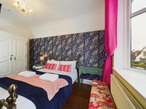 2 Bed Apartment- Leigh Broadway