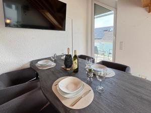 3 Zimmer Apartment, 110 qm, max 5 Personen, Balkon, Parkplatz, Internet 250 MBit