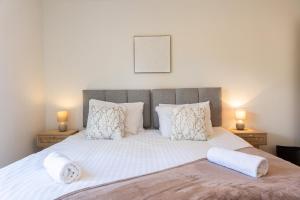 Cotswolds-Stroud-Large 9 Bed Home-Sleeps 20-Work or Leisure