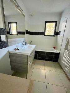 Peaceful house for 6 people 400 m from the sea