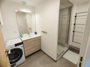 Appartements LE MILLESIME OLIVIER : Vue exceptionnelle sur la baie, appartement moderne avec une chambre et parking prive. : photos des chambres
