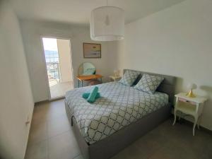 Appartements LE MILLESIME OLIVIER : Vue exceptionnelle sur la baie, appartement moderne avec une chambre et parking prive. : photos des chambres