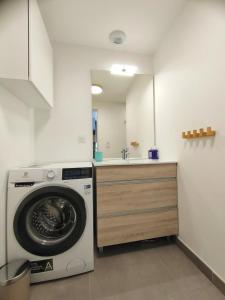 Appartements LE MILLESIME OLIVIER : Vue exceptionnelle sur la baie, appartement moderne avec une chambre et parking prive. : photos des chambres