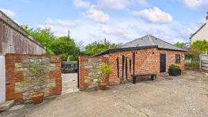 The Cote is a stunning rural barn beach 3 miles