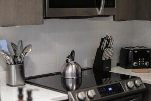 Unit 1 Stylish Studio with King Bed and Sofa Bed