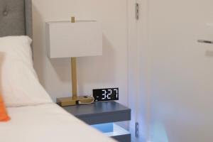 Unit 1 Stylish Studio with King Bed and Sofa Bed