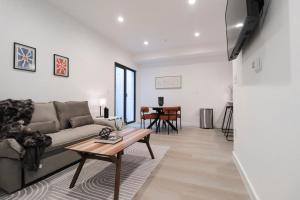 Unit 1 Stylish Studio with King Bed and Sofa Bed