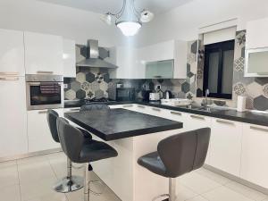 Modern Mediterranean 3 Bed, 2 Bath in St Pauls Bay - 5 Min Walk to Promenade, Beaches Nearby