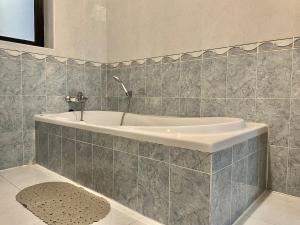 Modern Mediterranean 3 Bed, 2 Bath in St Pauls Bay - 5 Min Walk to Promenade, Beaches Nearby