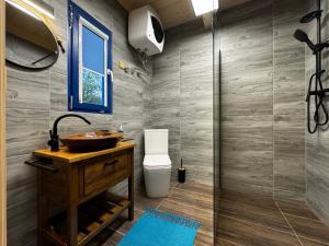 Modrá chata pod horou