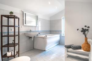 Large and cozy 2-level apartment