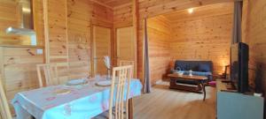 Chalets Le nid des Garrigues avec Jacuzzi prive : photos des chambres