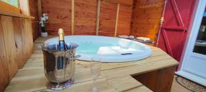 Chalets Le nid des Garrigues avec Jacuzzi prive : photos des chambres