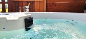 Chalets Le nid des Garrigues avec Jacuzzi prive : photos des chambres
