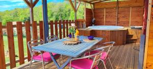 Chalets Le nid des Garrigues avec Jacuzzi prive : photos des chambres