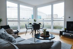 Bright 2BR Balcony City Centre Near Victoria