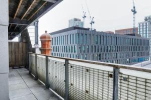 Next to Victoria Station and City Centre with large balcony