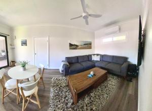 Sunnyside Retreat - Holiday Home - Walk to Nobbys or Flynns Beach , enjoy the sound of waves and birds