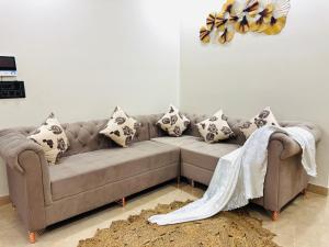 Divine India Service Apartment 3Bhk,J-267