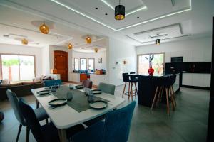 Villa moderne à 5 min de la plage avec jardin et 3 salons