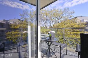 Sunset Apartments - apartament z parkingiem i bocznym widokiem na port