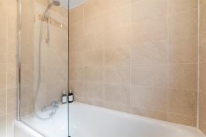 Peaceful Crouch Hill Flat by MoreThanStays