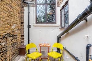 Peaceful Crouch Hill Flat by MoreThanStays