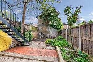 Peaceful Crouch Hill Flat by MoreThanStays