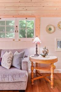 Modern Cabin Retreat with Swim Spa Hot Tub and Air Conditioning