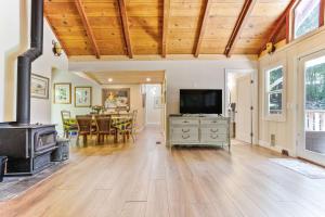 Modern Cabin Retreat with Swim Spa Hot Tub and Air Conditioning