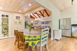 Modern Cabin Retreat with Swim Spa Hot Tub and Air Conditioning